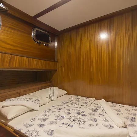 Omerbey Yacht Hotel na wodzie