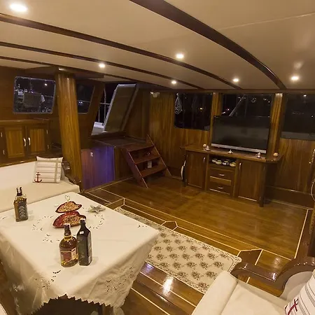 Omerbey Yacht Hotel na wodzie